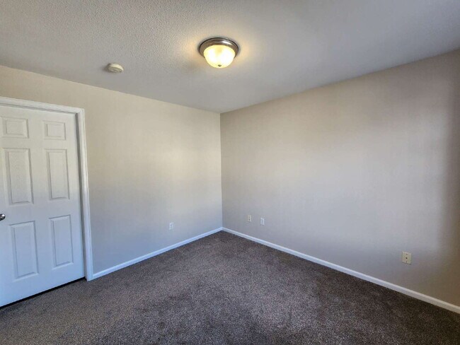 Building Photo - Spacious Two-Suite Townhome With Garage, Fireplace And Community Pool
