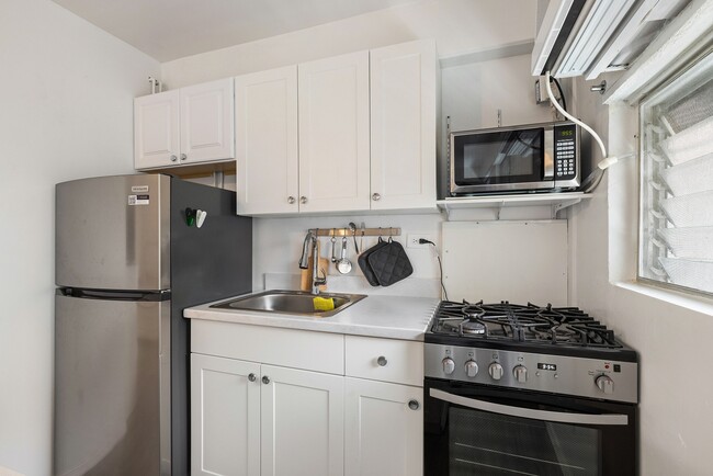Building Photo - Fully Furnished Studio, 1 Bath. NO parking. Electric water and sewer are included in the rent.