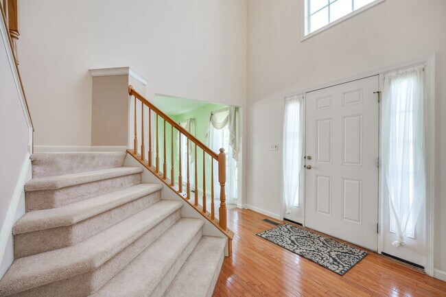Building Photo - 2233 Oakbrook Blvd