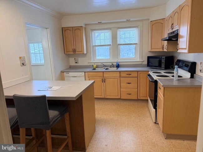 Building Photo - 604 S Main St