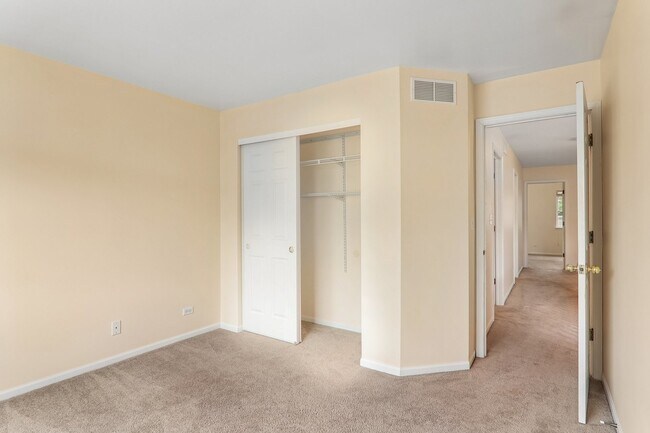 Building Photo - 984 Park Hill Cir