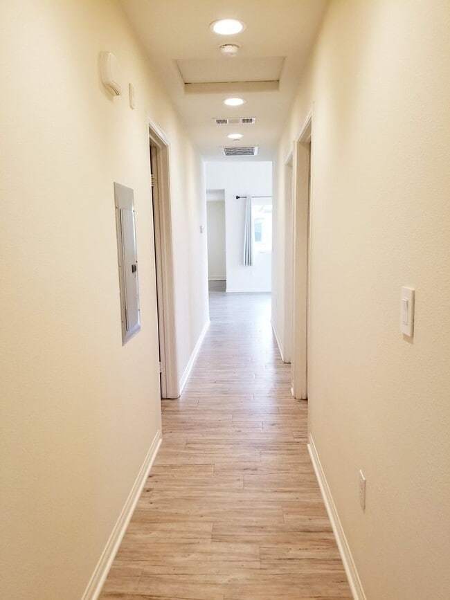 Building Photo - Spacious Condo 3 bedrooms, 2 bathrooms Built 2016