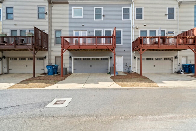 Building Photo - Townhouse - 4 Beds - 4 Bath