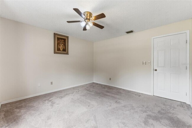Building Photo - 6513 Thoroughbred Loop