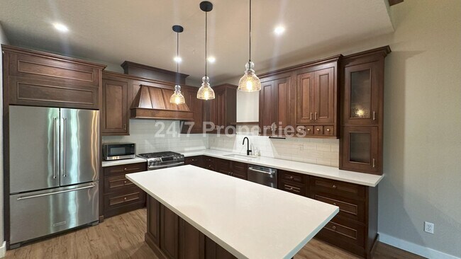 Building Photo - 3 BD | 2 BA Duplex with Fenced Backyard an...