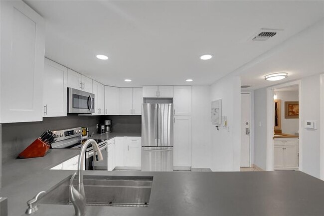 Building Photo - 3900 Galt Ocean Dr