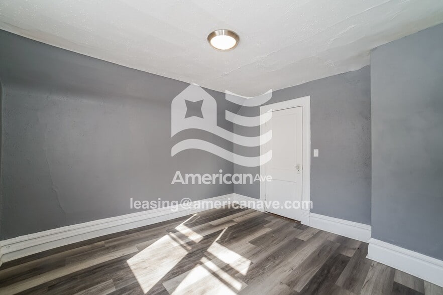 Building Photo - 204 E Thrush Ave