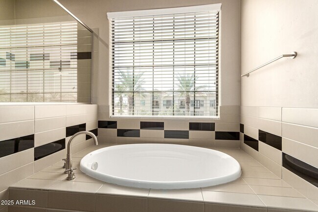 Building Photo - 7297 N Scottsdale Rd