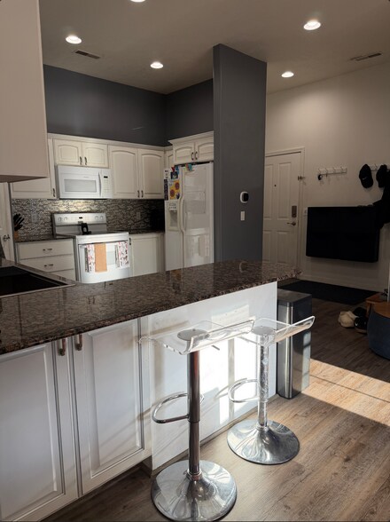 Building Photo - 70 N Main St