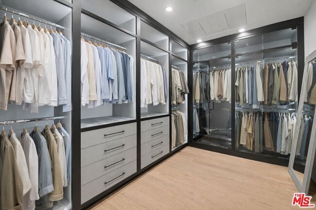 Building Photo - 418 N Sweetzer Ave