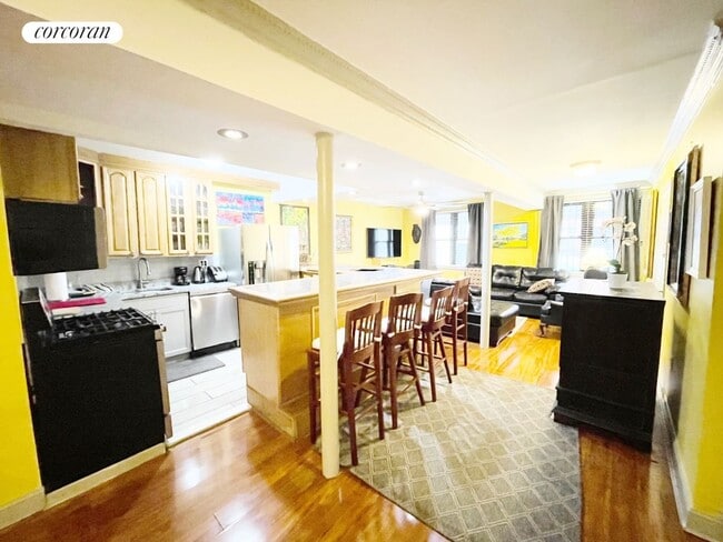 Primary Photo - 858 Greene Ave