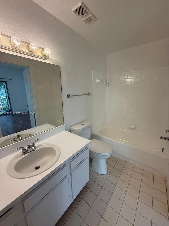Building Photo - 2550 SW 18th Terrace