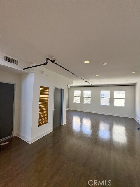 Building Photo - 920 E Santa Ana Blvd