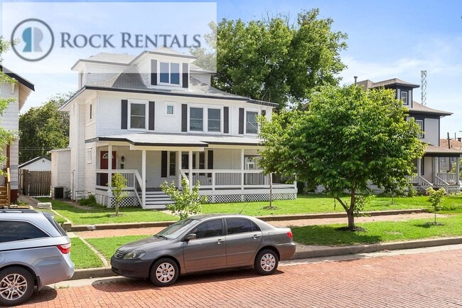 Building Photo - Large Updated Three Bed Two Bath with Patio