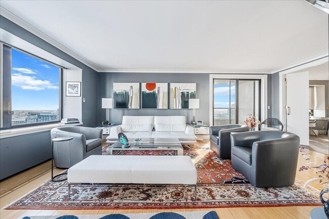 Building Photo - 65 E India Row