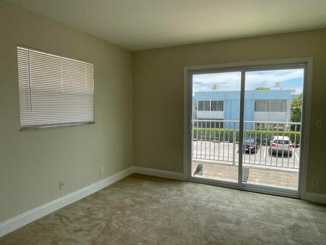 Building Photo - 472 Saxony Way