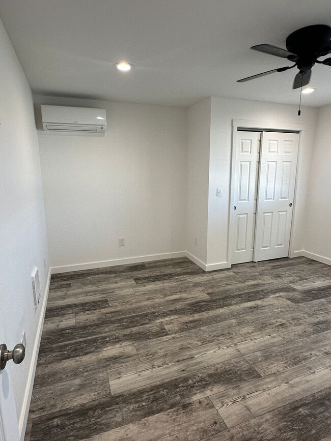 Building Photo - Recently Remodeled, Large 1 bedroom Duplex