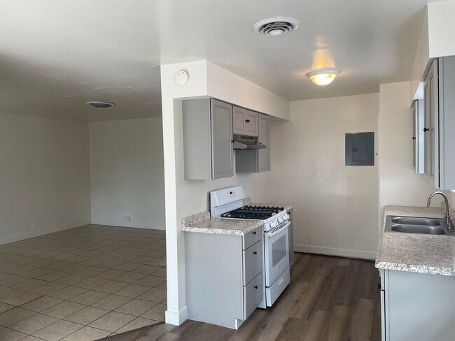 Building Photo - 1414 W Vassar Ave