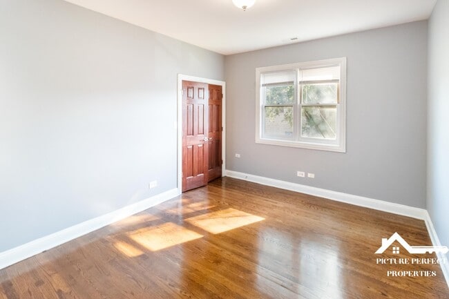 Building Photo - 1437 E 65th Pl