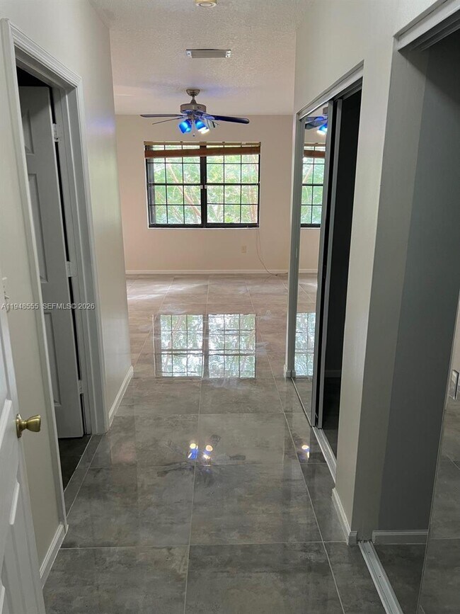 Building Photo - 252 City View Dr