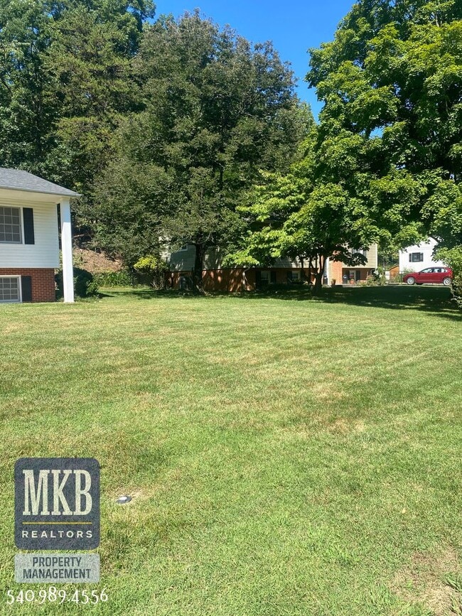 Building Photo - 4 Bedrooms, 2.5 Baths, Split Foyer, Locate...
