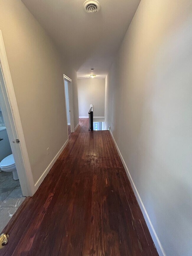 Building Photo - 2020 Parkwood Ave