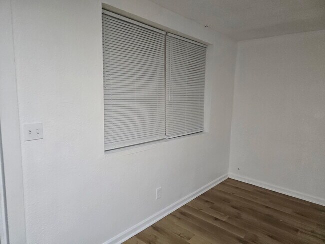 Building Photo - 1347 W 26th St