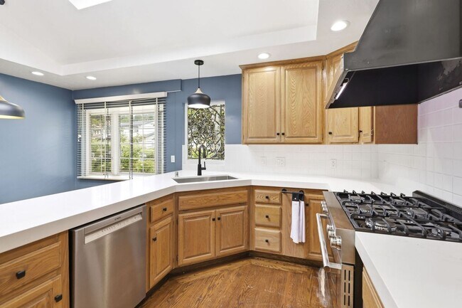 Building Photo - 2973 Arguello Dr