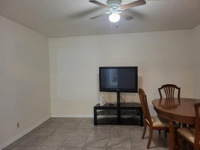 Building Photo - 1013 State St