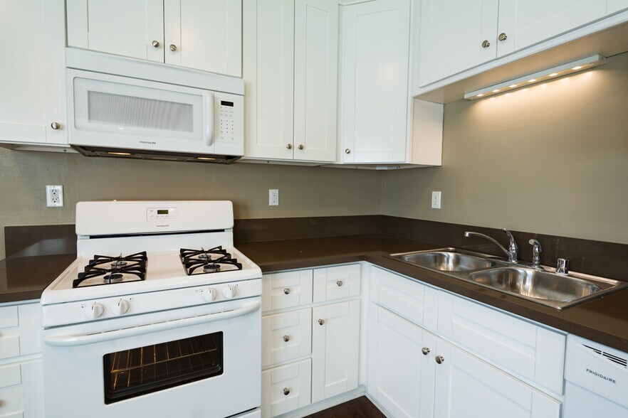 Building Photo - 533 E Chevy Chase Dr