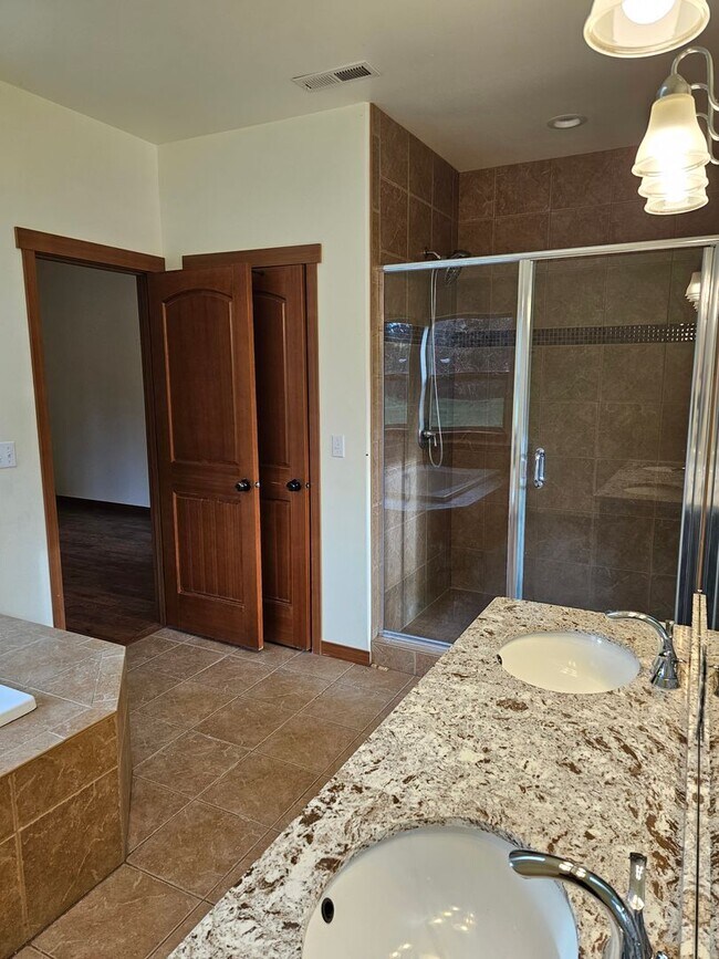 Building Photo - 4 Bedroom Home in Mountain Vista Community!