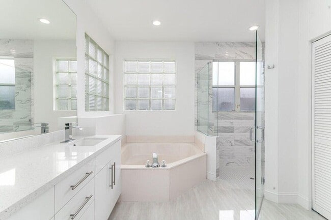 Building Photo - 10879 Handel Pl