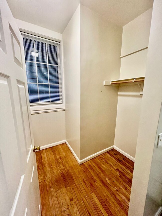 Building Photo - 530 Shrader St