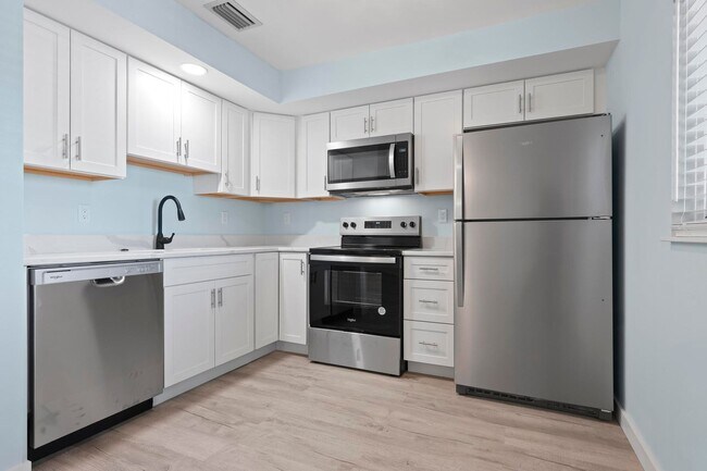 Building Photo - GORGEOUS FULLY RENOVATED 2ND FLOOR 2 BEDRO...