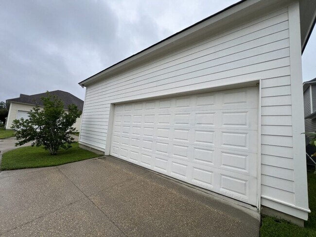 Building Photo - Luxury 4BR Home in Americana | 11 Ft Ceilings, Courtyard Living & Furnished Option