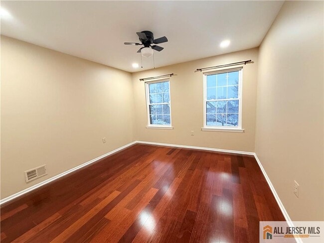 Building Photo - 41 Manor Dr