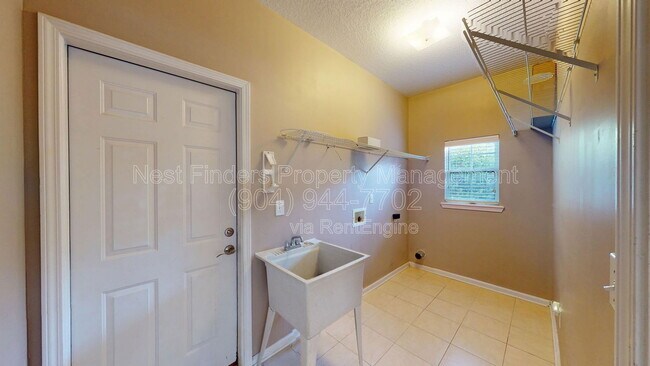 Building Photo - 281 Village Green Ave