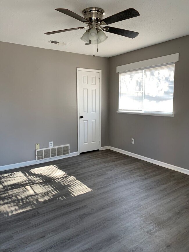 Building Photo - 1810 Fairlane- 2 Units