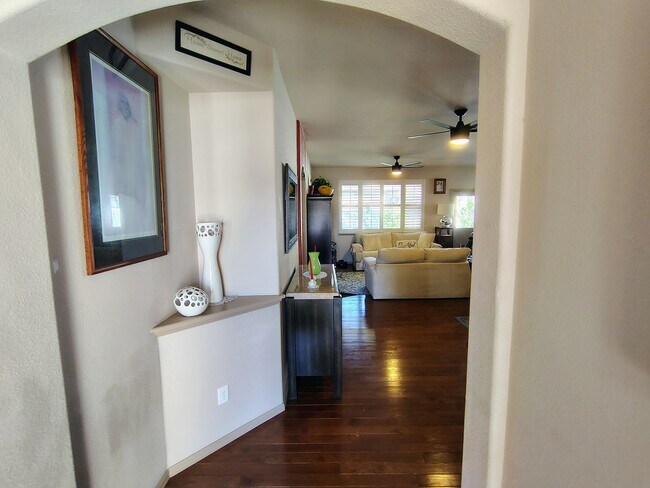 Building Photo - 593 Sinatra Way
