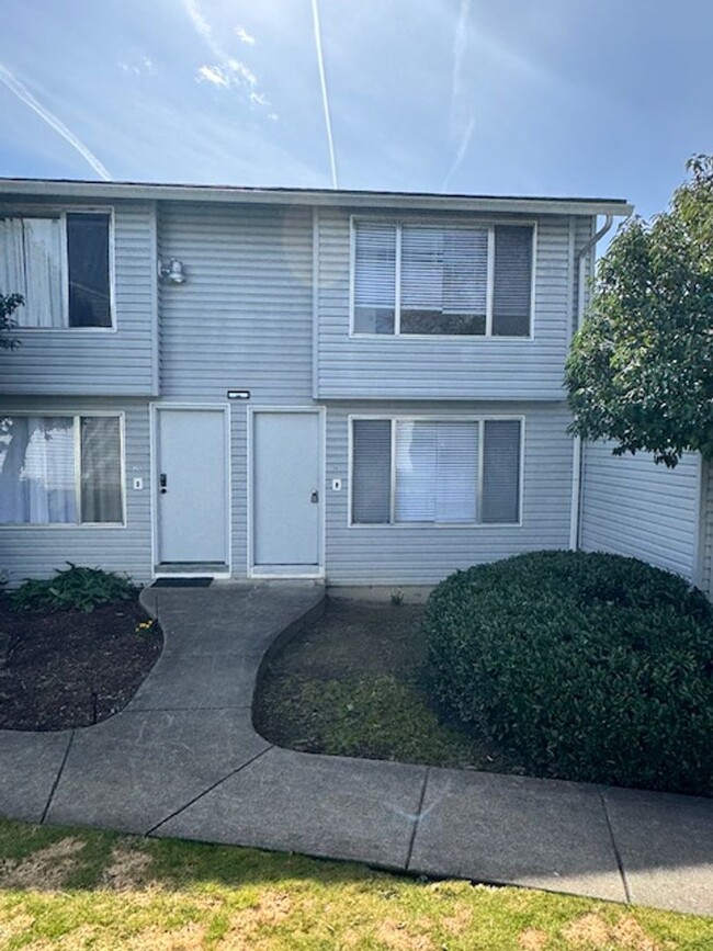 Building Photo - 2 BEDROOM TOWNHOME NEAR NORTH MEDFORD HIGH...