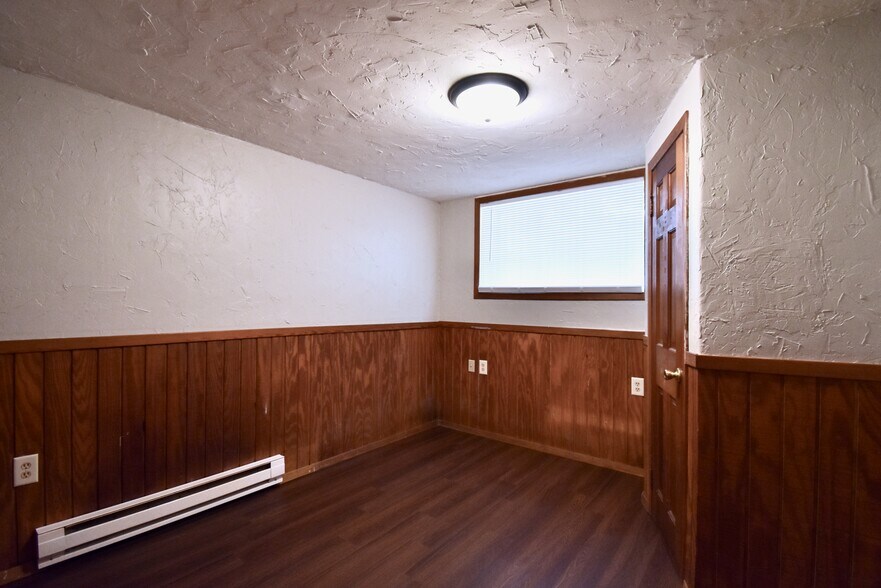Building Photo - 63 6th Ave N