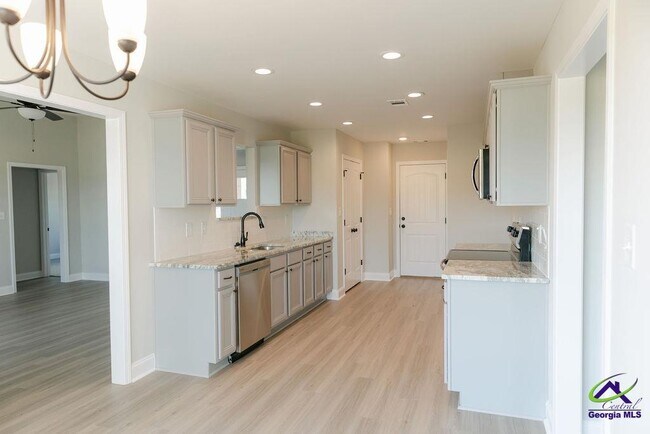 Building Photo - 608 Daisy Dr