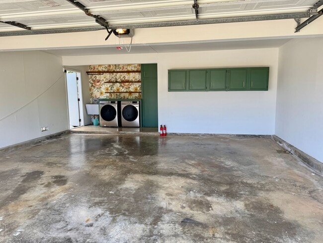 Building Photo - Charming 3-Bedroom Home with Ocean & Mount...