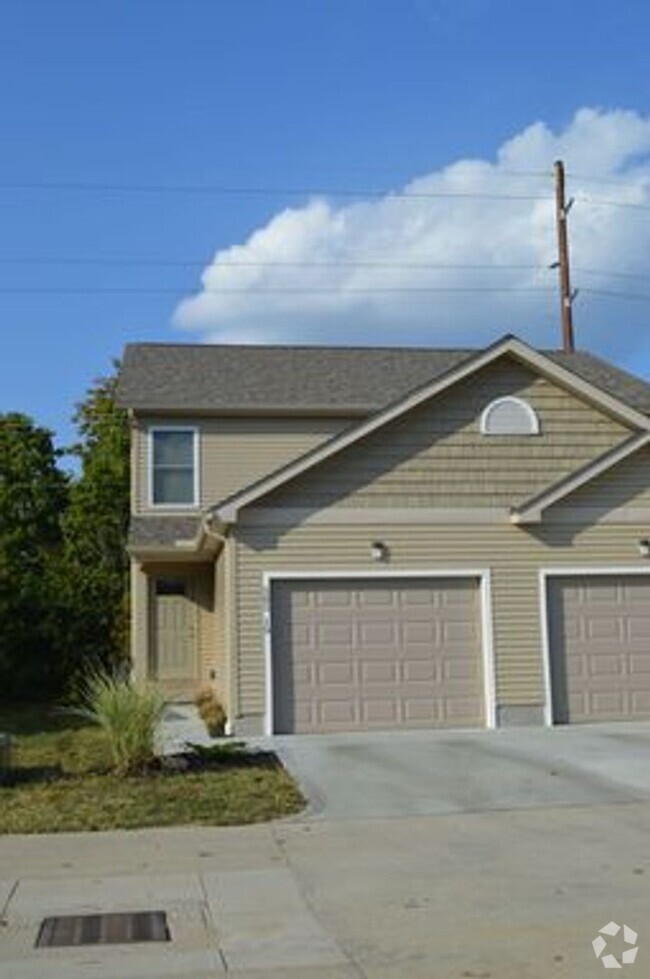 Building Photo - 585 Birch Hill Dr