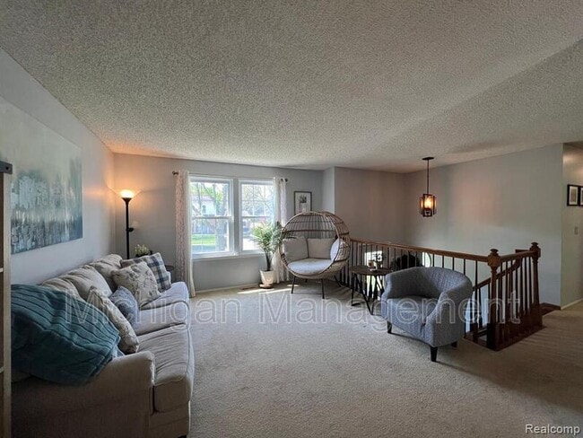 Building Photo - 645 Hidden Ridge Dr