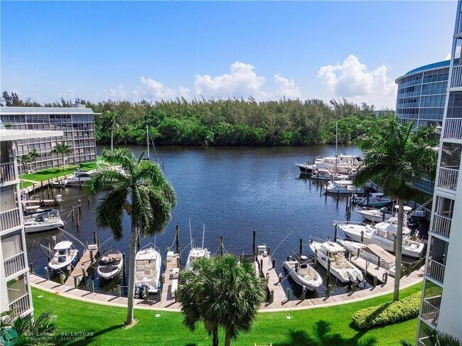 Building Photo - 1523 E Hillsboro Blvd