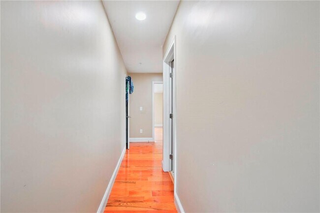 Building Photo - 298 Wickenden St