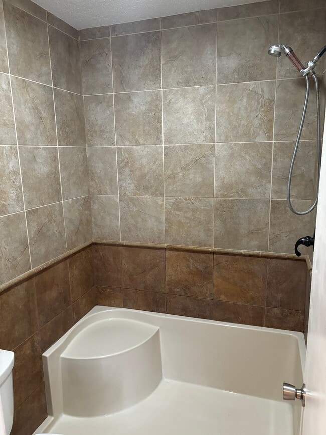 Building Photo - 1042 Live Oak Dr