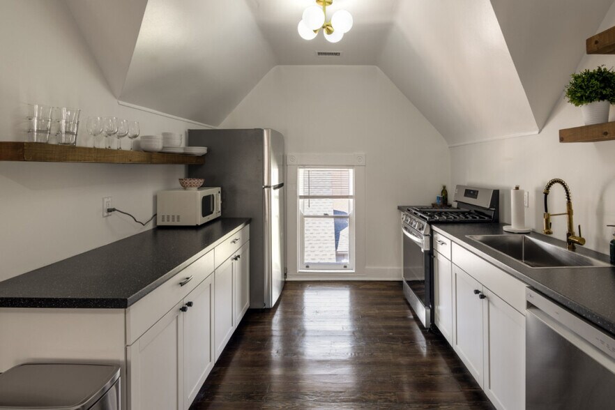 Building Photo - 1382 Burdette Ave