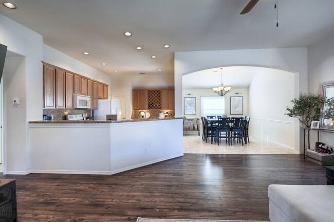 Building Photo - 108 Cove Cir